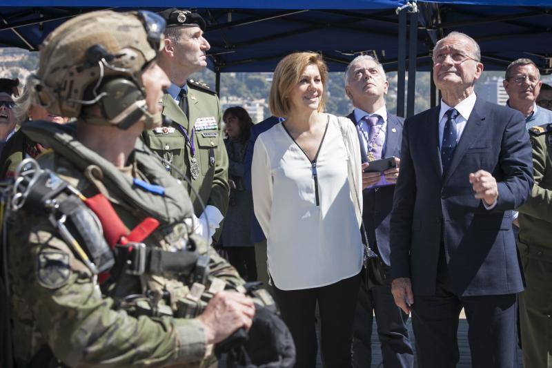 La Brigada Paracaidista (BRIPAC) ha ofrecido en la mañana de este Miércoles Santo de esta Semana Santa una exhibición de saltos en la playa de La Caleta, a la altura del Hotel Miramar.