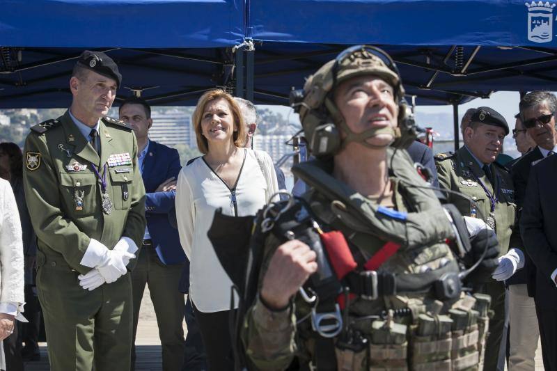 La Brigada Paracaidista (BRIPAC) ha ofrecido en la mañana de este Miércoles Santo de esta Semana Santa una exhibición de saltos en la playa de La Caleta, a la altura del Hotel Miramar.