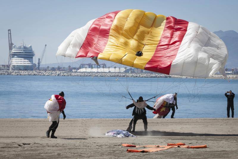 La Brigada Paracaidista (BRIPAC) ha ofrecido en la mañana de este Miércoles Santo de esta Semana Santa una exhibición de saltos en la playa de La Caleta, a la altura del Hotel Miramar.
