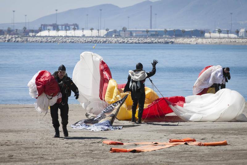 La Brigada Paracaidista (BRIPAC) ha ofrecido en la mañana de este Miércoles Santo de esta Semana Santa una exhibición de saltos en la playa de La Caleta, a la altura del Hotel Miramar.