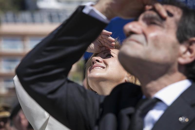 La Brigada Paracaidista (BRIPAC) ha ofrecido en la mañana de este Miércoles Santo de esta Semana Santa una exhibición de saltos en la playa de La Caleta, a la altura del Hotel Miramar.