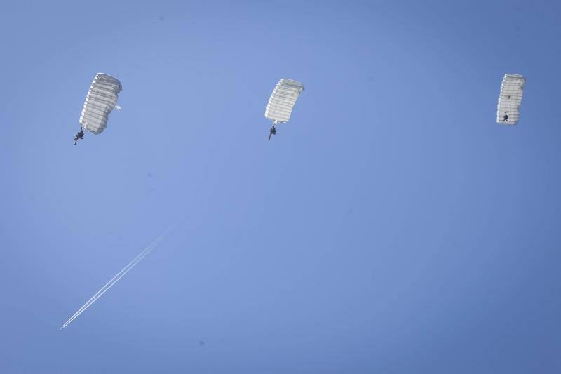 La Brigada Paracaidista (BRIPAC) ha ofrecido en la mañana de este Miércoles Santo de esta Semana Santa una exhibición de saltos en la playa de La Caleta, a la altura del Hotel Miramar.