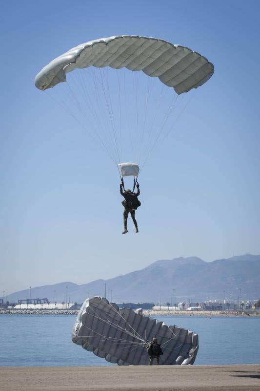 La Brigada Paracaidista (BRIPAC) ha ofrecido en la mañana de este Miércoles Santo de esta Semana Santa una exhibición de saltos en la playa de La Caleta, a la altura del Hotel Miramar.