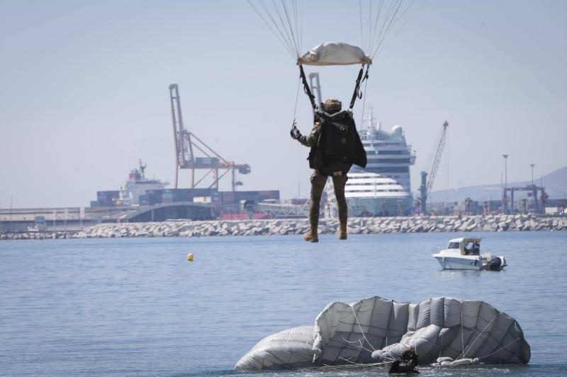 La Brigada Paracaidista (BRIPAC) ha ofrecido en la mañana de este Miércoles Santo de esta Semana Santa una exhibición de saltos en la playa de La Caleta, a la altura del Hotel Miramar.