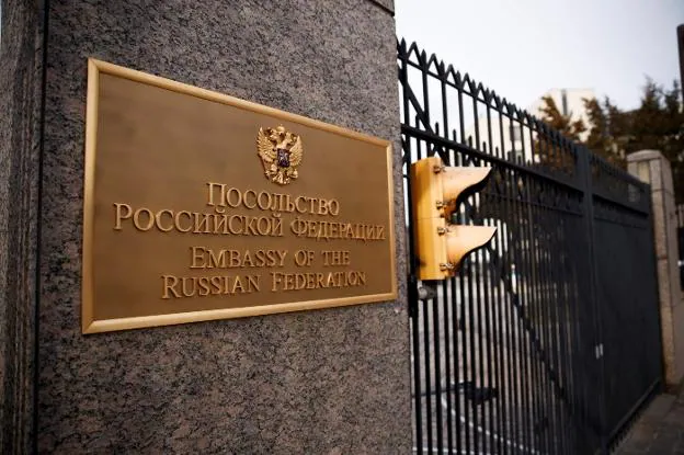 Entrada de la embajada rusa en Washington, una de las tres únicas que siguen abiertas en EE UU. :: efe