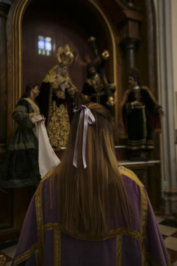 Imágnes de distintos momentos del recorrido procesional de la cofradía de la Sangre en el Miécoles Santo en Málaga i