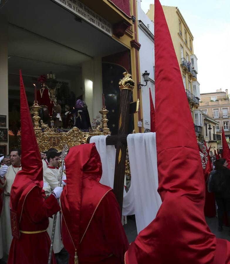 Imágnes de distintos momentos del recorrido procesional de la cofradía de la Sangre en el Miécoles Santo en Málaga i