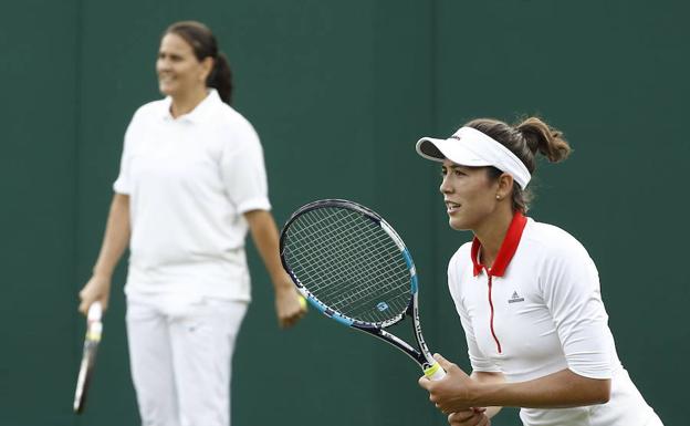 Conchita Martínez y Garbiñe Muguruza, durante un entrenamiento en la última edición de Wimbledon. 