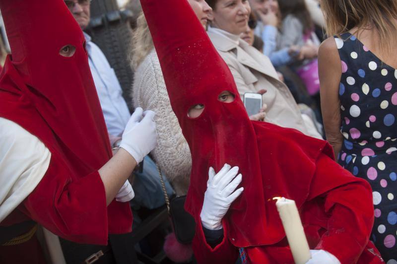 Así ha sido el desfile procesional de la Cofradía de la Sagrada Cena durante la Semana Santa 2018.