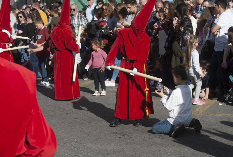 Así ha sido el desfile procesional de la Cofradía de la Sagrada Cena durante la Semana Santa 2018.