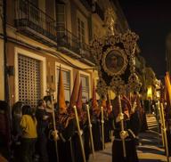 Fotos de los desfiles de Santa Cruz, Cena, Viñeros, Mena, Misericordia, Zamarrilla, Esperanza y Vera Cruz