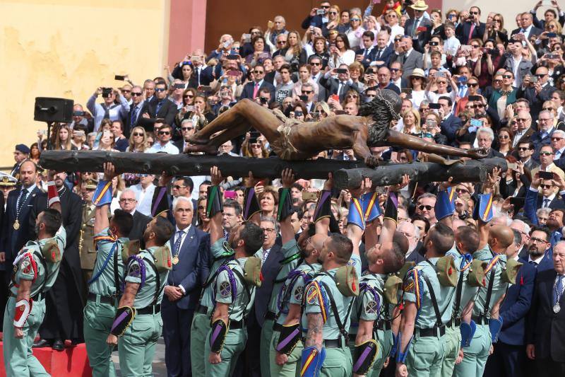 Imágenes del desembarco de la Legión en el Puerto de Málaga y traslado del Cristo de Mena. 