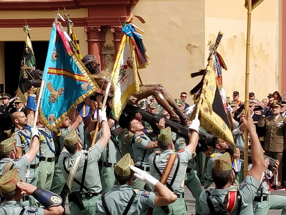 Imágenes del desembarco de la Legión en el Puerto de Málaga y traslado del Cristo de Mena. 