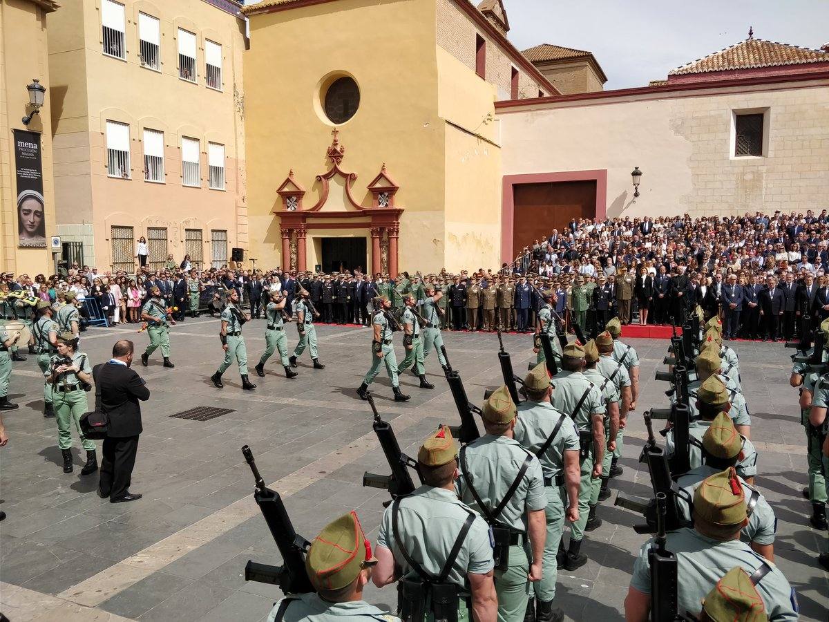 Imágenes del desembarco de la Legión en el Puerto de Málaga y traslado del Cristo de Mena. 