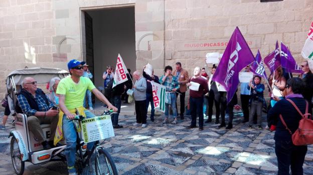 Un grupo de trabajadores del museo y sindicalistas se volvieron a concentrar ayer a las puertas del Museo Picasso Málaga. :: a. j. l.