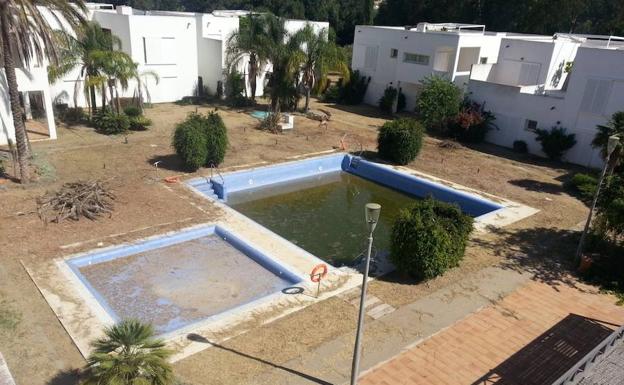 Una de las acciones que se han ejecutado ha sido la limpieza de las zonas verdes del hotel . 