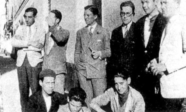 Imagen principal - José María Hinojosa y Prados, con trabajadores de la Imprenta Sur. Manuel Altolaguirre y Emilio Prados, poetas y fundadores de ‘Litoral’. El primer número de ‘Litoral’, en el que colaboraban Lorca y Guillén, fue publicado en 1926