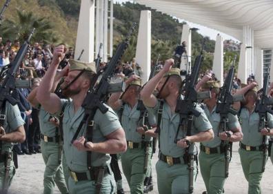 Imagen secundaria 1 - Semana Santa Málaga | Jueves Santo | Crónica del desembarco de la Legión y traslado del Cristo de Mena
