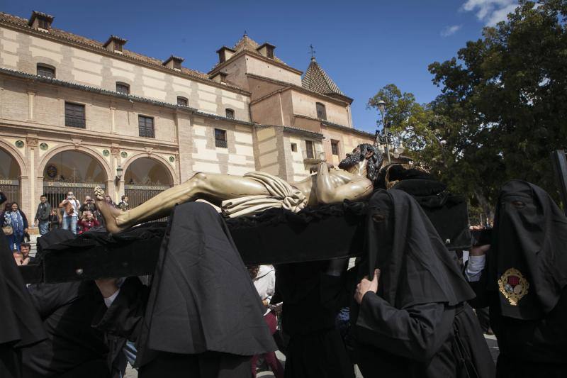 Fotos del desfile de la cofradía victoriana por las calles de Málaga