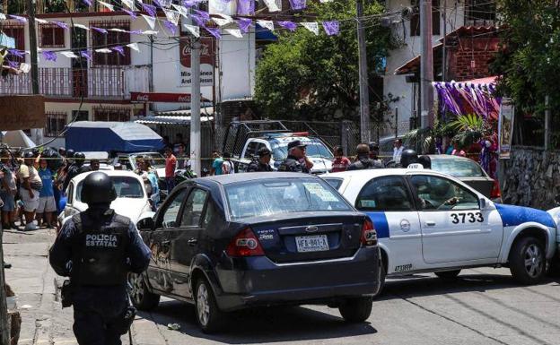 Imagen principal - Dos tiroteos dejan al menos dos muertos y obligan a suspender un vía crucis en Acapulco