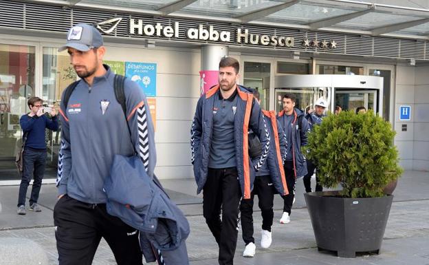 Jugadores y cuerpo técnico del Albacete dejan el hotel ABBA tras quedar aplazado el choque del equipo manchego contra el Huesca. 