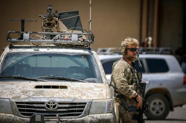 Un soldado estadounidense hace labores de vigilancia en la localidad siria de Tabqa. :: reuters