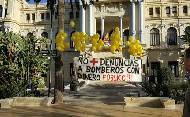 Imagen de la pancarta de protesta en el Ayuntamiento de Málaga este domingo. 