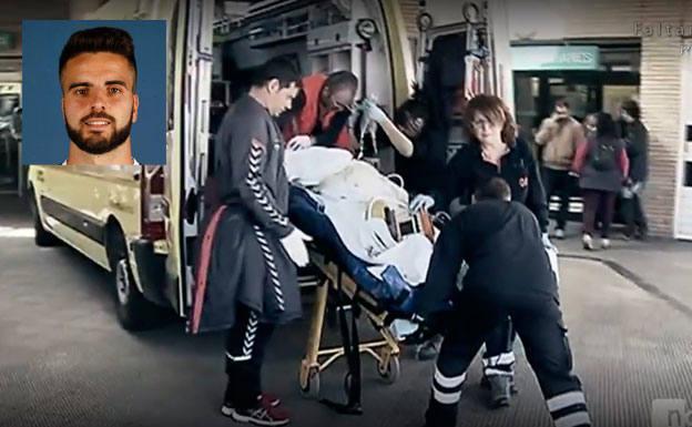 El médico del Albacete, Juan Miguel Armero, ayuda al traslado al hospital de Pelayo Novo. Arriba, a la izquierda, una imagen del jugador. 