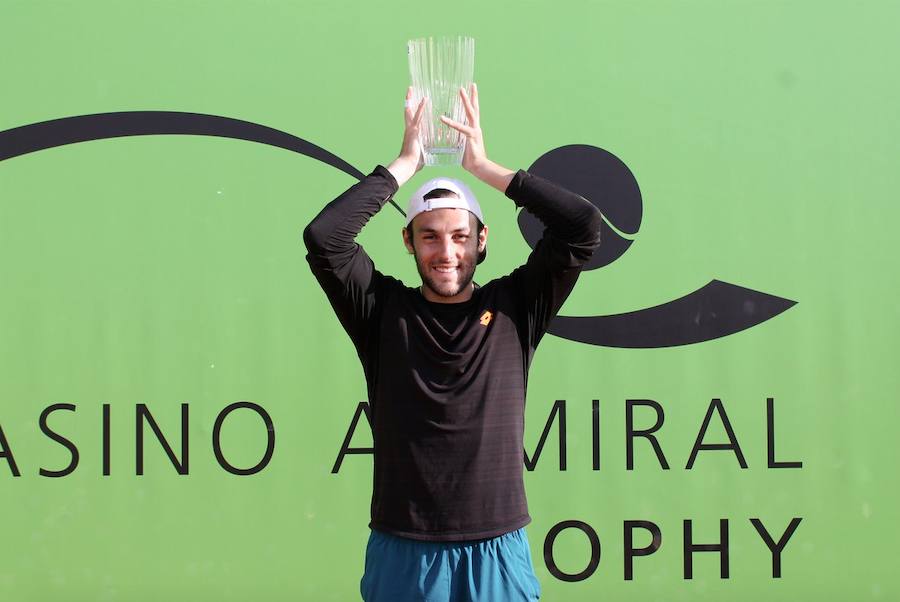 El italiano Stefano Travaglia, ayer con el trofeo de campeón. 
