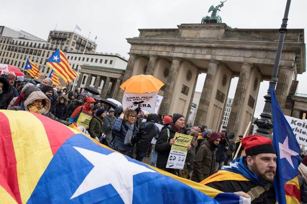 Manifestantes independentistas protestan en Berlín contra el arresto de Puigdemont. :: O. MESSINGER / EFE.