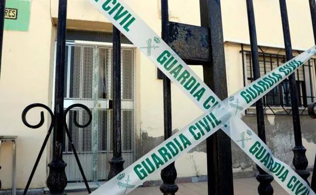 Vivienda precintada por la Guardia Civil en la que una mujer de 48 años ha muerto, en la localidad almeriense de Albox 