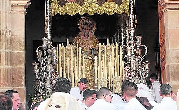 Difícil salida del trono de la Virgen Reina de los Cielos. 