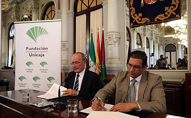 ·l director de Actividades Socioculturales de la Fundación Unicaja, Rafael Muñoz Zayas, junto al alcalde de Málaga, Francisco de la Torre. 