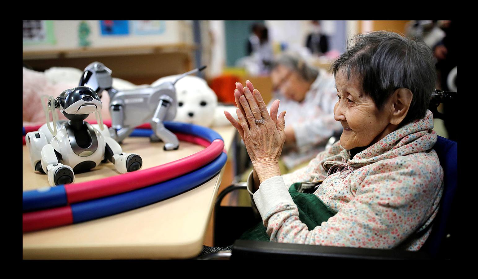 Los robots ayudan en el funcionamiento del asilo Shin-tomi de Tokio que utiliza 20 modelos diferentes para cuidar a sus residentes. El gobierno japonés espera que la experiencia sirva como modelo para atender el creciente número de ancianos y la escasez de cuidadores.