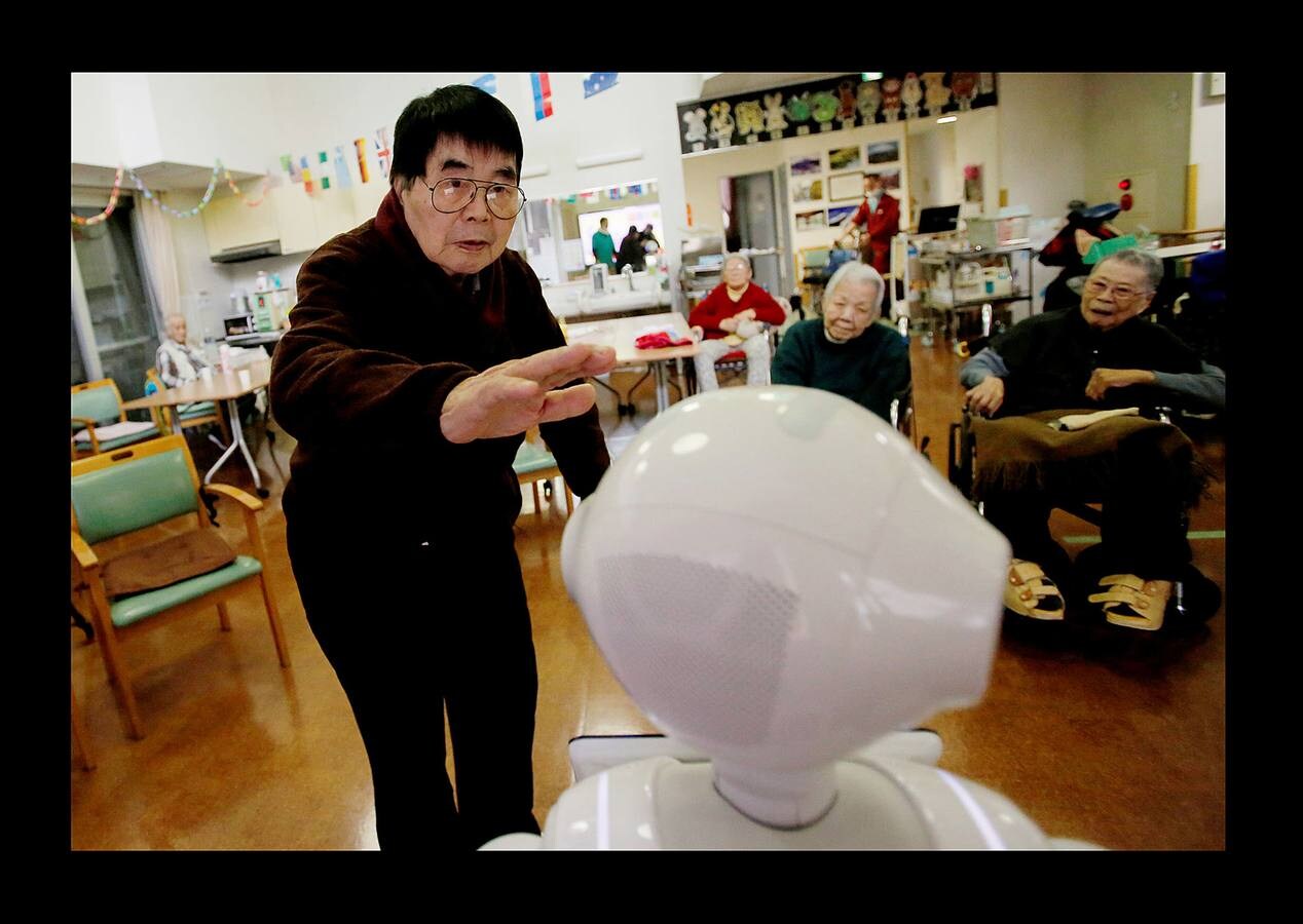 Los robots ayudan en el funcionamiento del asilo Shin-tomi de Tokio que utiliza 20 modelos diferentes para cuidar a sus residentes. El gobierno japonés espera que la experiencia sirva como modelo para atender el creciente número de ancianos y la escasez de cuidadores.