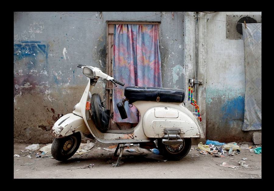 Las motocicletas baratas fabricadas en China inundan las carreteras de Pakistán y han transformado la vida de muchísimos ciudadanos de este país de 208 millones de personas. Pero los fanáticos de las clásicas Vespa luchan por encontrar piezas de repuesto para preservar modelos de épocas pasadas. En Lahore, cerca de la frontera india, los propietarios de la famosa escúter a menudo tienen que conformarse con recambios de baja calidad fabricados en talleres locales o en los países vecinos. Muchos las veneran. Son, dicen, «el segundo mejor regalo que Italia ha hecho al mundo: el primero fue la pizza».