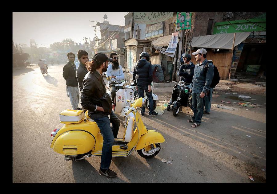 Las motocicletas baratas fabricadas en China inundan las carreteras de Pakistán y han transformado la vida de muchísimos ciudadanos de este país de 208 millones de personas. Pero los fanáticos de las clásicas Vespa luchan por encontrar piezas de repuesto para preservar modelos de épocas pasadas. En Lahore, cerca de la frontera india, los propietarios de la famosa escúter a menudo tienen que conformarse con recambios de baja calidad fabricados en talleres locales o en los países vecinos. Muchos las veneran. Son, dicen, «el segundo mejor regalo que Italia ha hecho al mundo: el primero fue la pizza».