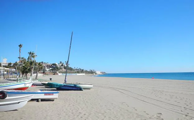 Imagen principal - En la playa mijeña del Charcón desembarcaron las dos naves que comandaba el general Torrijos en diciembre de 1.831. Abajo, en el Torreón de la Cala de Mijas se puede encontrar una sala dedicada al episodio protagonizado en 1.831 por el general Torrijos. A la derecha, los rebeldes liberales tuvieron que recorrer buena parte de esta sierra en la noche del 3 de diciembre. 