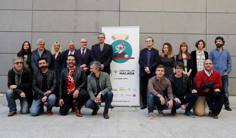 Directores que participan en el certamen posan para la foto de familia durante la presentación del 21 Festival de Cine en Español de Málaga que ha tenido lugar en Madrid