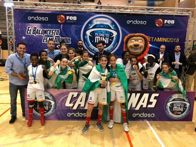 Las jugadoras y técnicos del equipo celebran el título nacional . :: sur