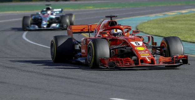 Sebastian Vettel, con su Ferrari, por delante del Mercedes de Lewis Hamilton en la primera carrera de la temporada. :: DAVE ACREE. EFE