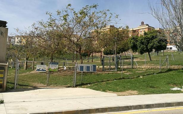 Parque canino donde fue sancionada una joven que llevaba un perro no censado en Málaga.