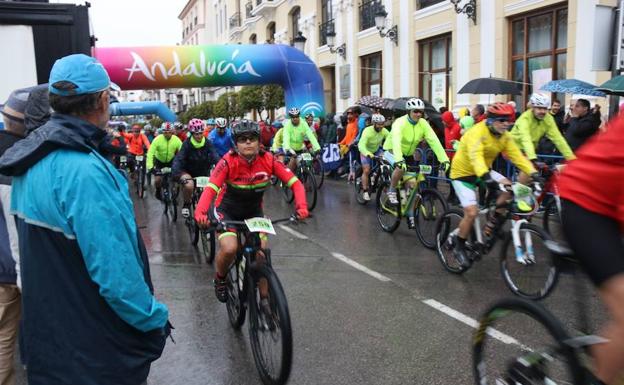 Momento de la salida de los ciclistas desde la calle Virgen de la Paz. 