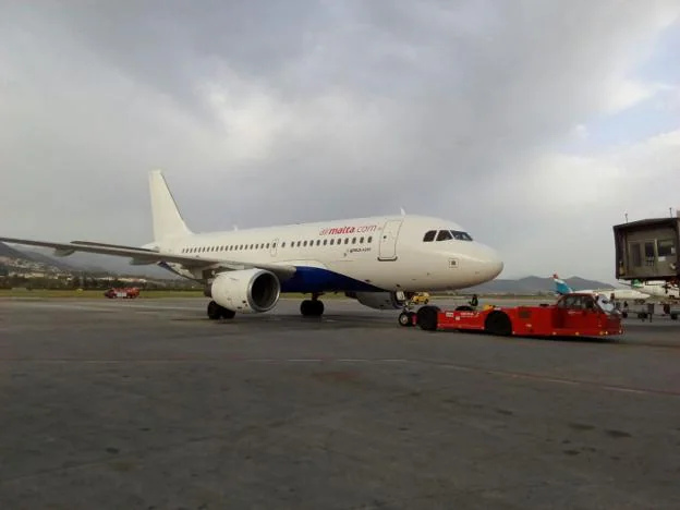 Avión del vuelo inaugural de la ruta Málaga-La Valetta, de Air Malta. :: sur