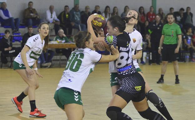 La intensa defensa ayer sobre la internacional del Rincon Fertilidad Paula García. 