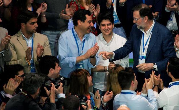 El presidente del Gobierno, Mariano Roroy, junto al líder del PP andaluz, Juanma Moreno, durante la convención nacional del PP que se celebra en Sevilla. 