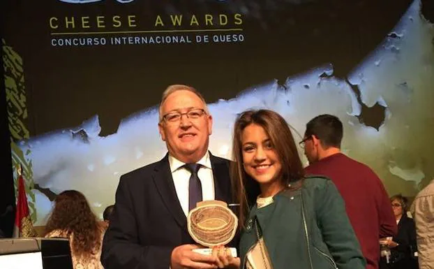 Mario Blasco Rey y su hija Paula, con la medalla de oro a la torta del Casar en los Premios Cincho 2017.