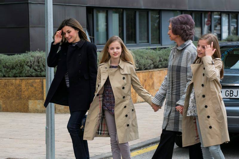 La abuela y sus nietas se dirigieron juntas de la mano hasta la puerta del centro hospitalario donde posaron junto a los reyes para los fotógrafos