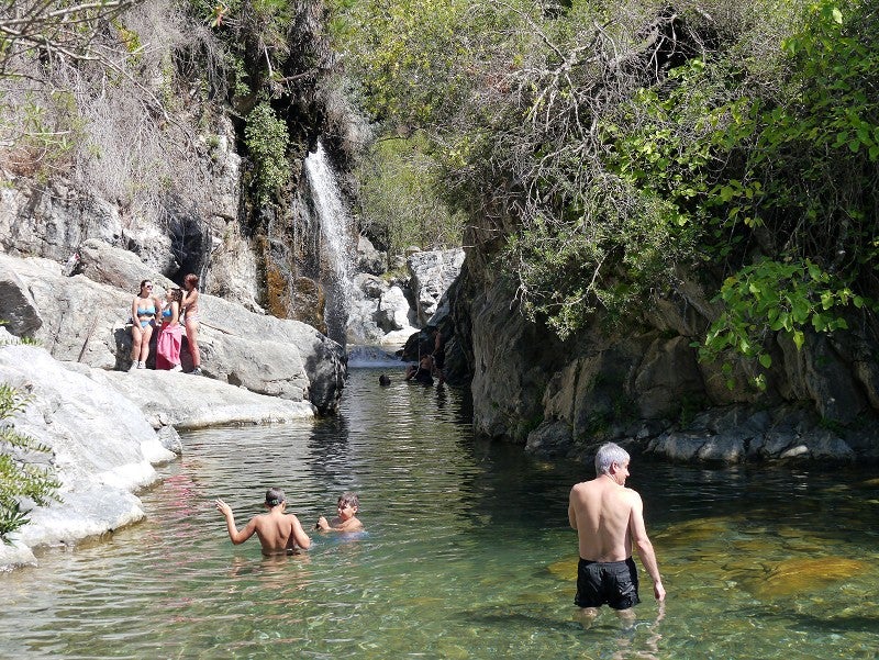 El valle del río Campanillas. En la zona más oriental de la Vega del Guadalhorce, casi en las estribaciones del Torcal del Antequera, aguarda este pequeño valle, que ofrece un bonito recorrido por el entorno del pantano de Casasola. A través de una bonita ruta de senderismo circular se podrá visitar la cola del embalse, donde aguarda uno de los rincones singulares de la provincia de Málaga, el conocido como Charco del Infierno. Además, en este paseo se pueden ver espectaculares olivos monumentales con varios siglos de vida.