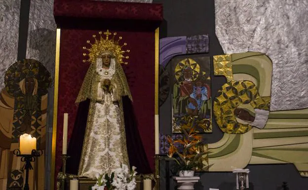 La Virgen del Copo, a la derecha, junto a la Dolorosa que ha sido restaurada. 